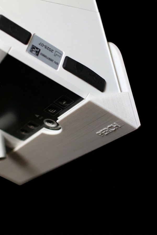 Perch Dreipunkt-Fixierung - Detailansicht von unten mit Display und Klemme